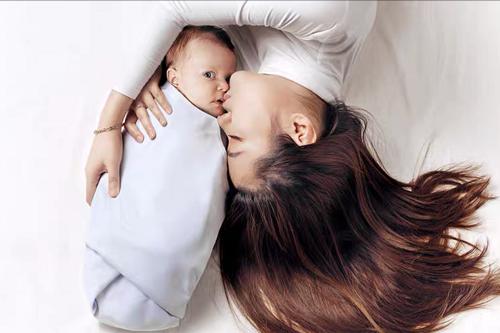 宝宝出月子之后总是哭怎么回事,出月子里的婴儿特别能睡正常吗