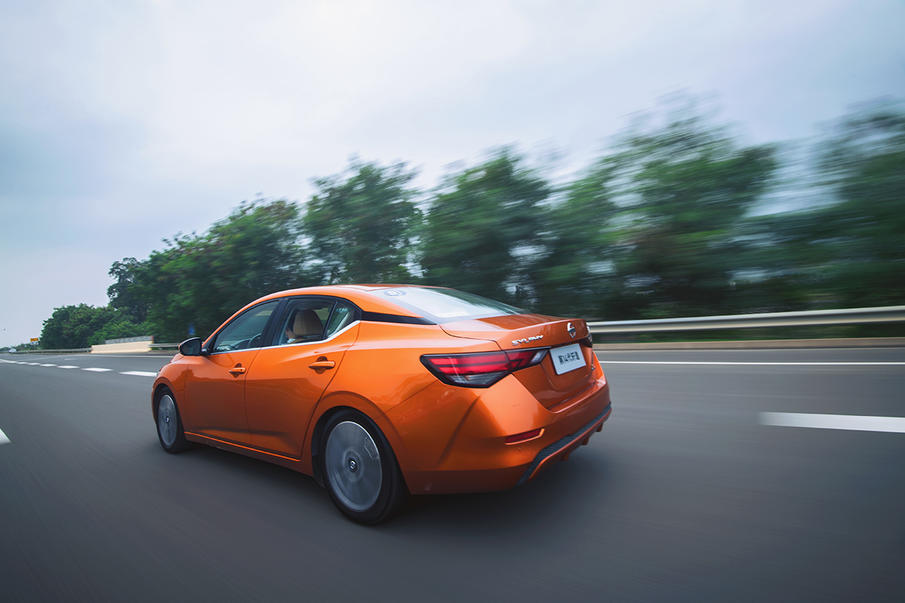 最新款日产轩逸试车,13年新轩逸1.6自动高配的油耗