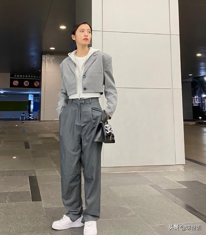 周雨彤穿板鞋图片,周雨彤spell牛仔裤穿搭