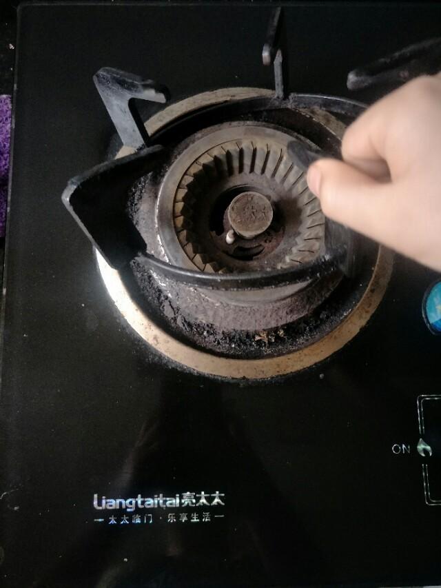 煤气灶上面放一个东西加大火力,煤气灶有个小机关只需动一动