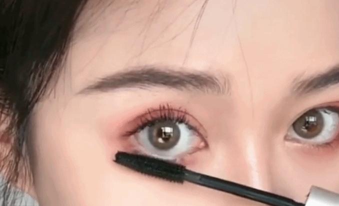 “不播了，这睫毛膏没法用！”薇娅直播间瞪眼敲桌子，粉丝都愣了