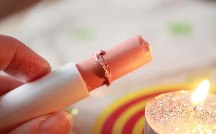 口红断了千万别丢这招修复,口红尖碰坏了怎么复原