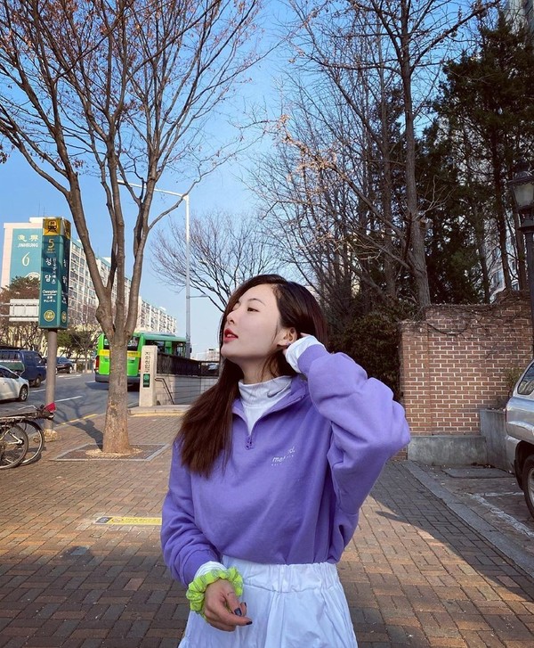 性感“小野马”泫雅穿衣好保守，最新照穿得又多又厚，迷上叠穿了