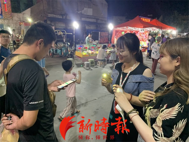 新时报3名美女记者体验夜市摆摊，挖到第一手“赚钱秘笈”