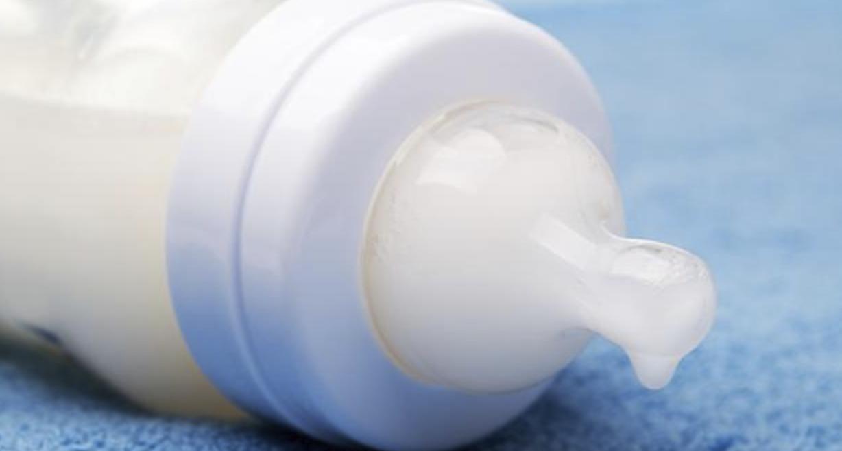 宝宝喝奶总是剩奶是什么原因,几个月开始宝宝喝奶不会剩下一点