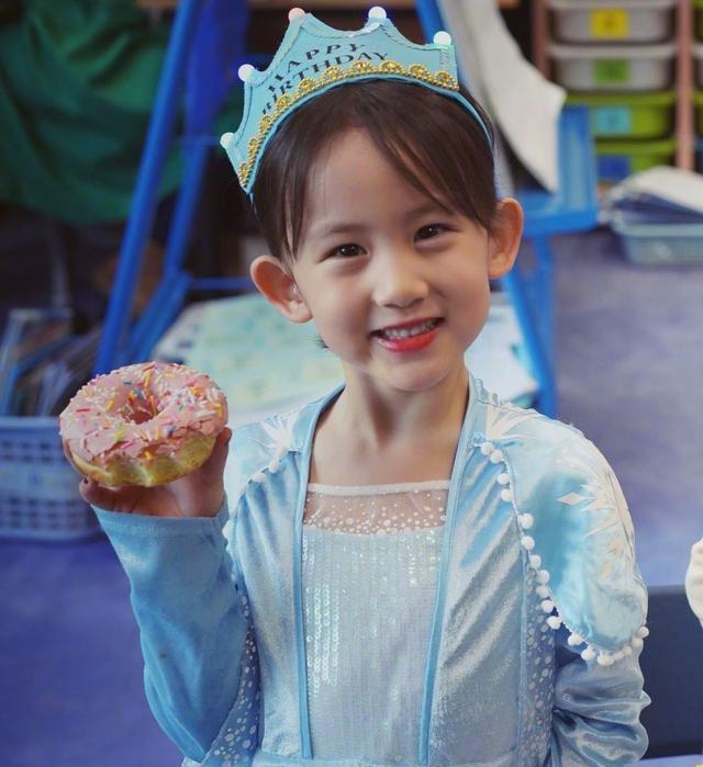 黄磊女儿多多穿长裙聚会,黄磊女儿多多吊带红唇