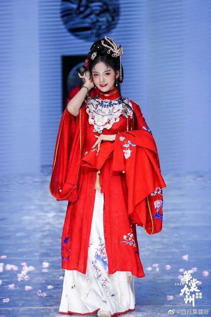 00后女孩演绎四大名著美女,凭一个造型火出圈,200万网友点赞