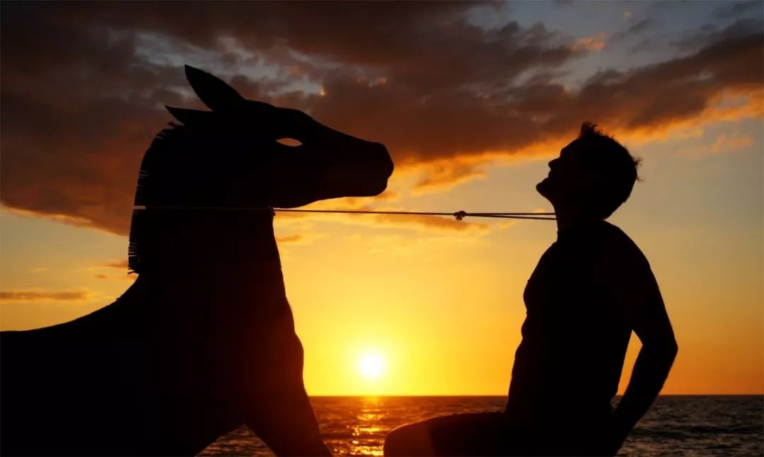 这个男人拍的漫画剪影，小孩看笑了，大人却哭了......