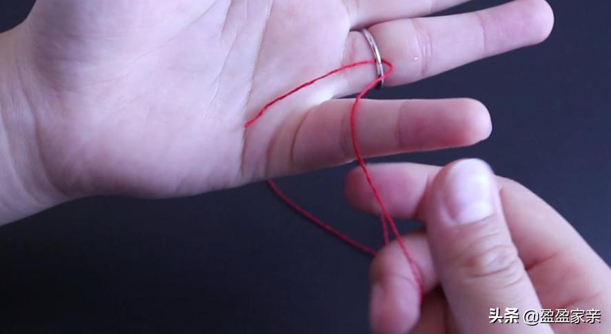 戒指太紧了在手上取不下来怎么办,戒指卡在手指上怎么解下来