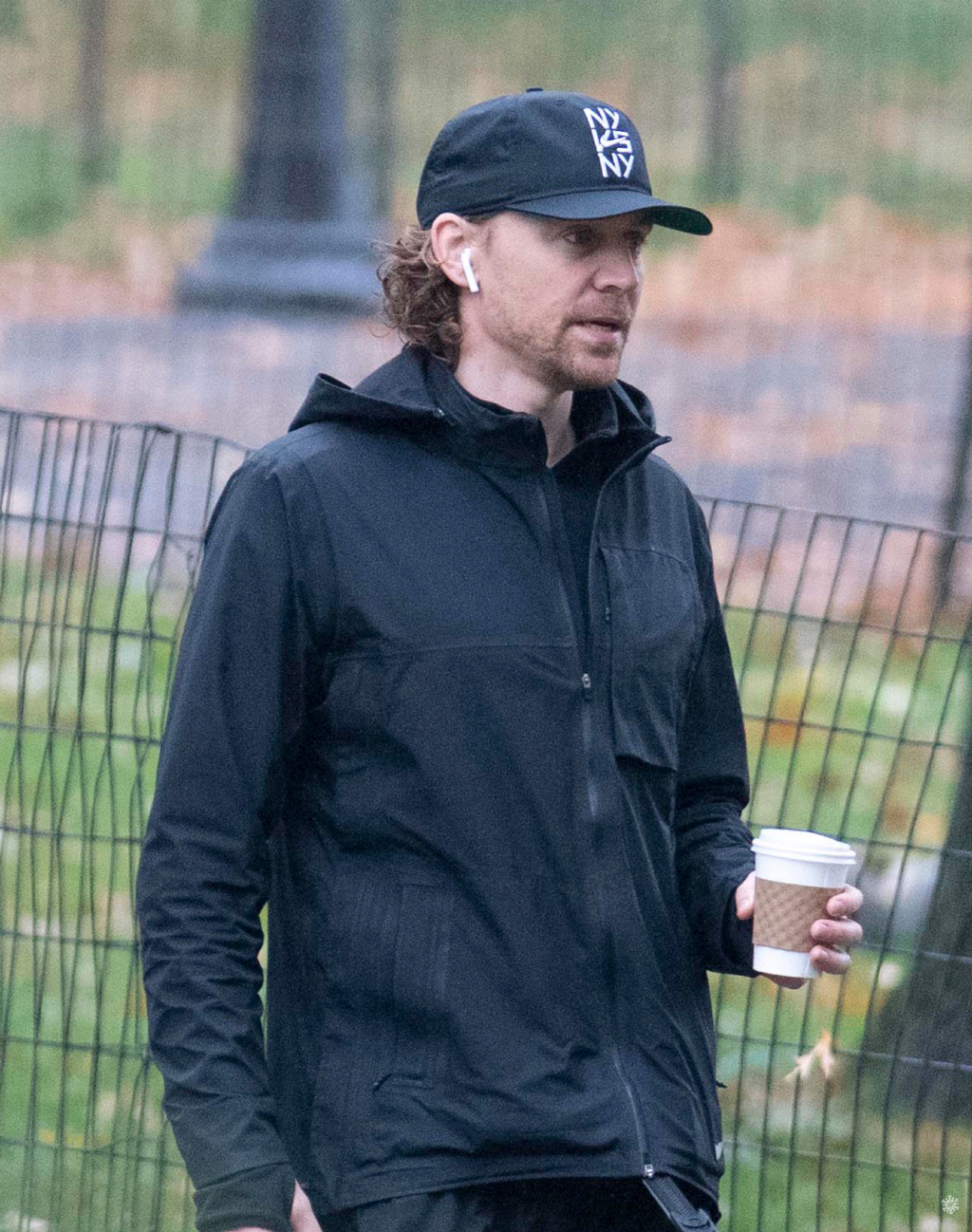 洛基出门遛狗,年轻洛基见到老年洛基