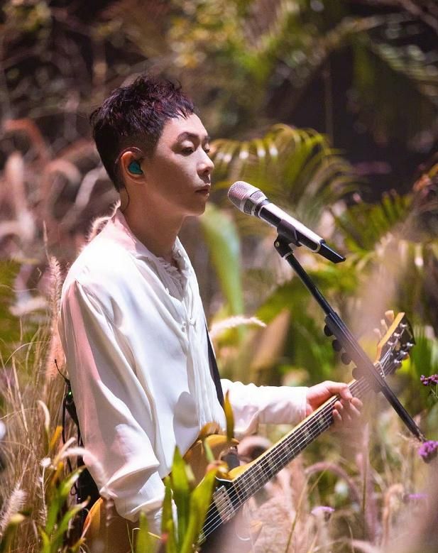 黄贯中转头看向黄家驹图片,黄贯中还会和黄家强追忆家驹么