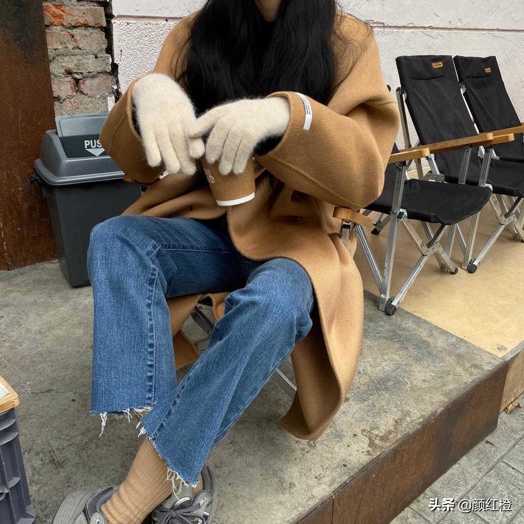 驼色长款大衣冬天怎么搭有女人味,冬季驼色大衣怎么搭配显年轻