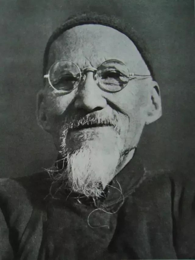 警方：破获特大制贩假冒名家书画作品案，现场触目惊心