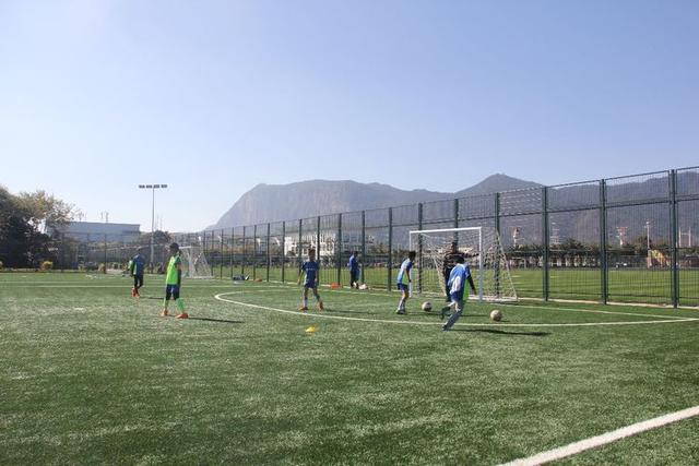 昆明青少年足球暑假培训班,昆明暑假儿童足球训练营封闭式