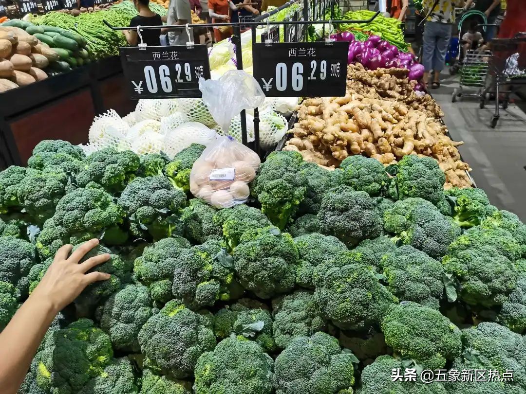 五象新区，一大型连锁超市，今日开业