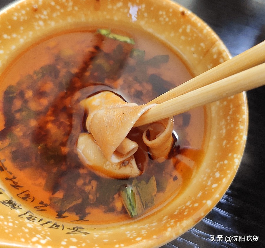 冒菜是一个神奇的存在,味道像牛油火锅,还可以蘸油碟配米饭