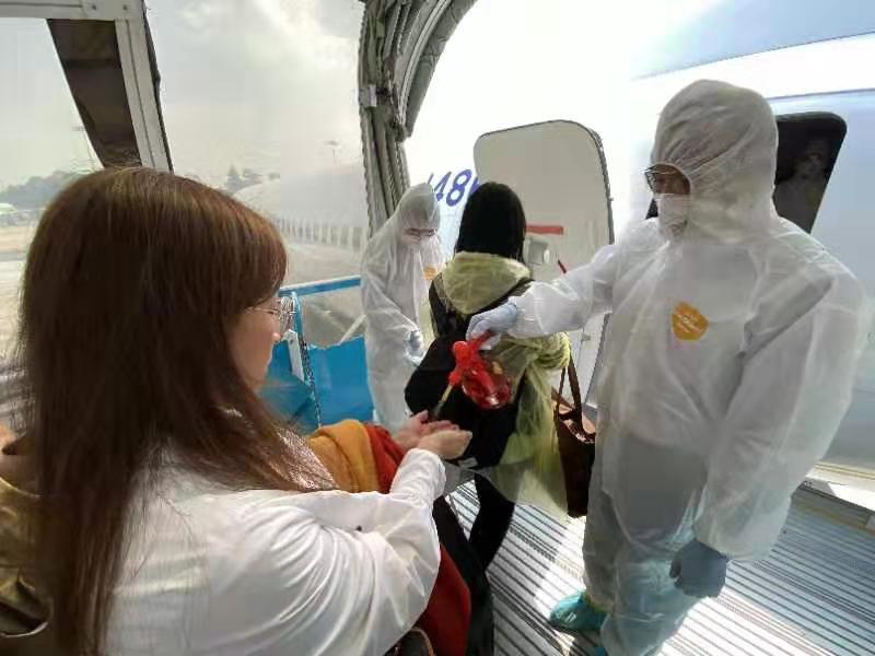 41架包机抵达武汉行李,103名湖北滞留海口游客包机归家