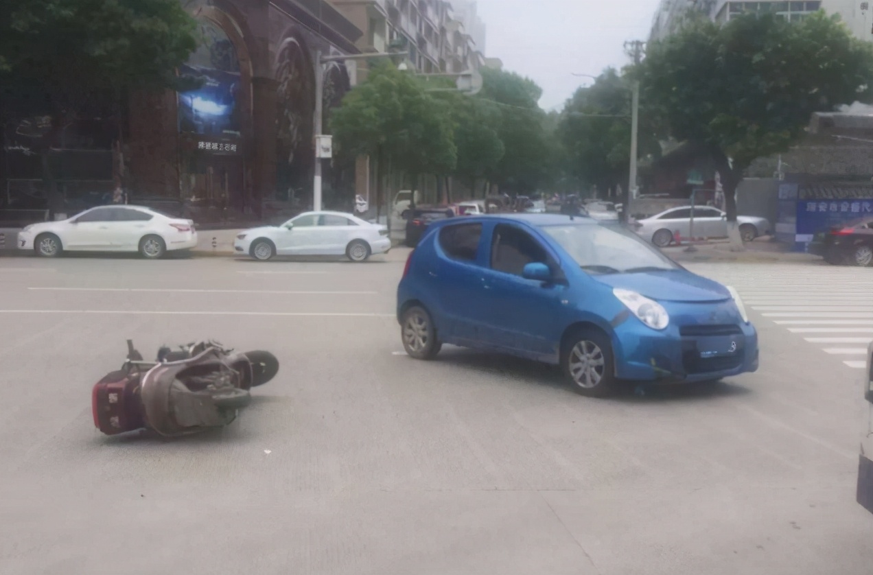 电动车被风刮倒砸坏私家车怎么办,电动车撞上轿车车门谁的责任
