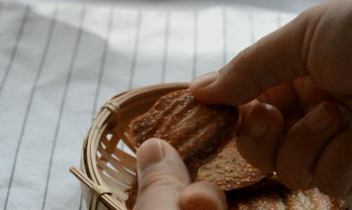 宝宝饭量小，运动量大，两餐之间的加餐也是很有必要的