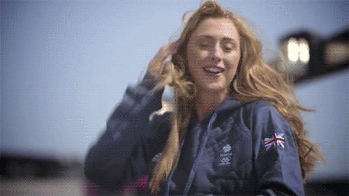 快get百搭卫衣穿出时髦和前卫,怎么把颜色鲜亮的卫衣穿出时尚感