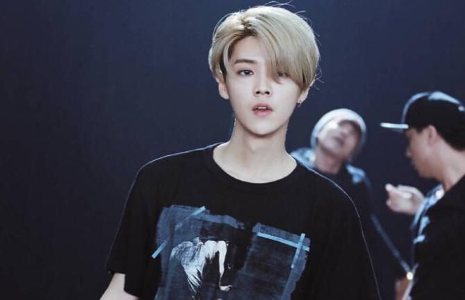 鹿晗脸部发福,鹿晗久违晒照造型梦回少年时期