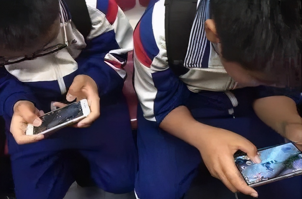 教育部终于对中小学生手机出手了，事关老师和学生，家长高兴了