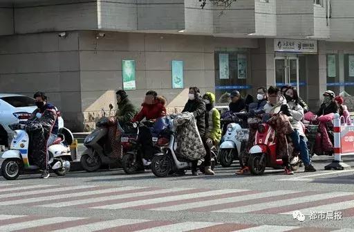 徐州上百万人骑电动车,戴头盔的不足两成!理由千奇百怪