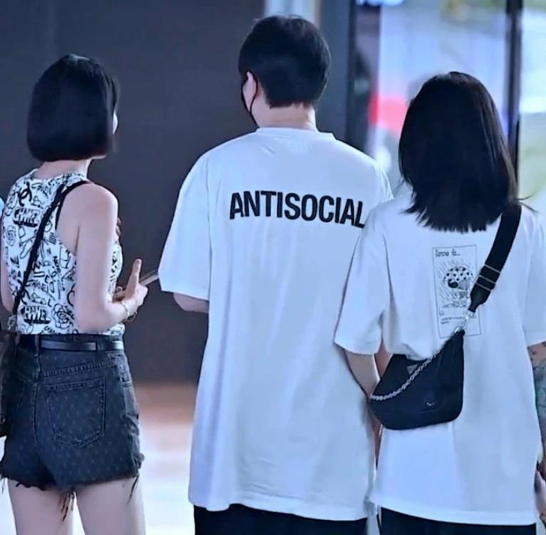 王思聪新恋情被曝,王思聪疑与女伴穿情侣装