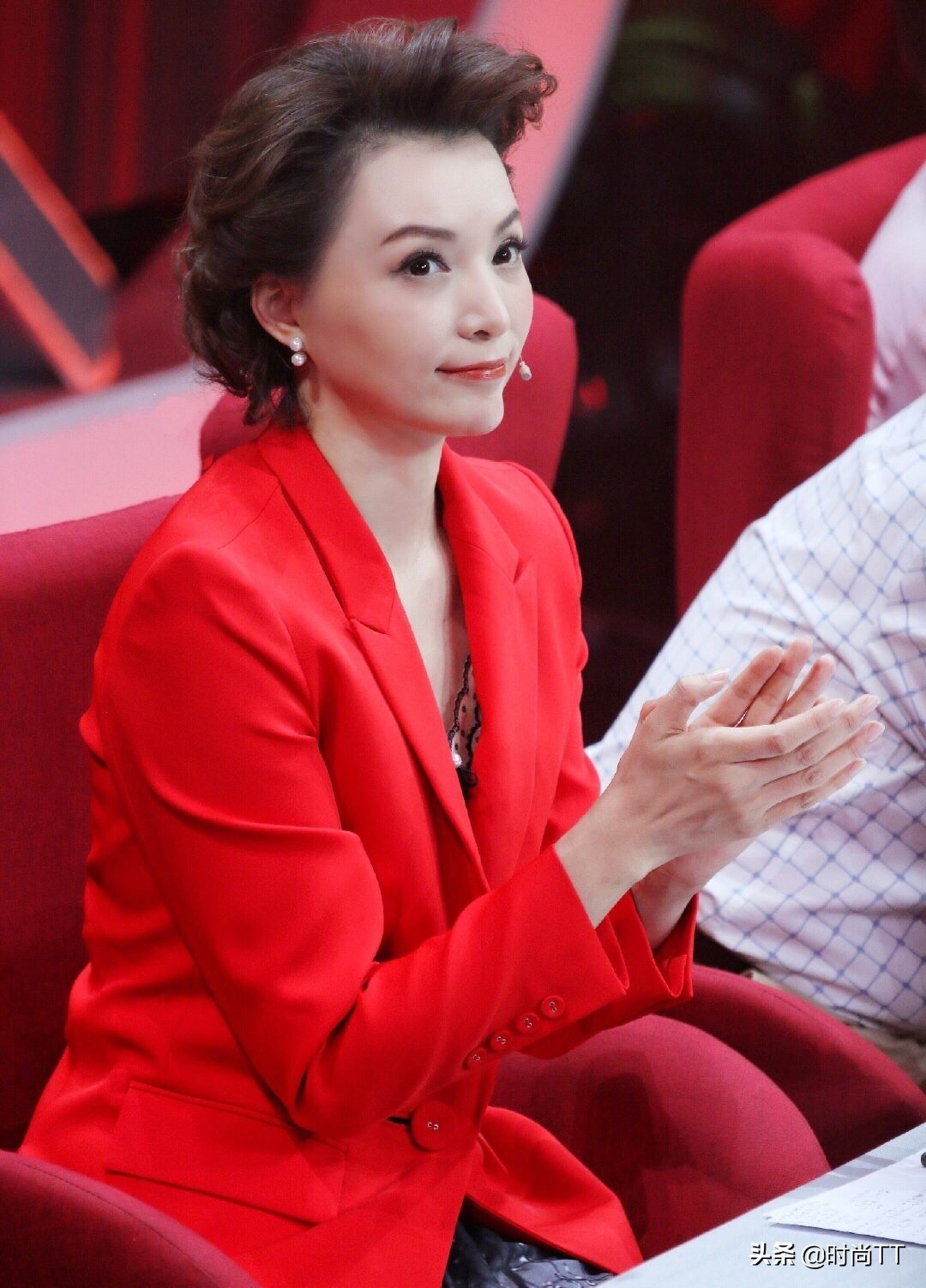 46岁董卿穿衣打扮图,董卿穿吊带裙好看吗