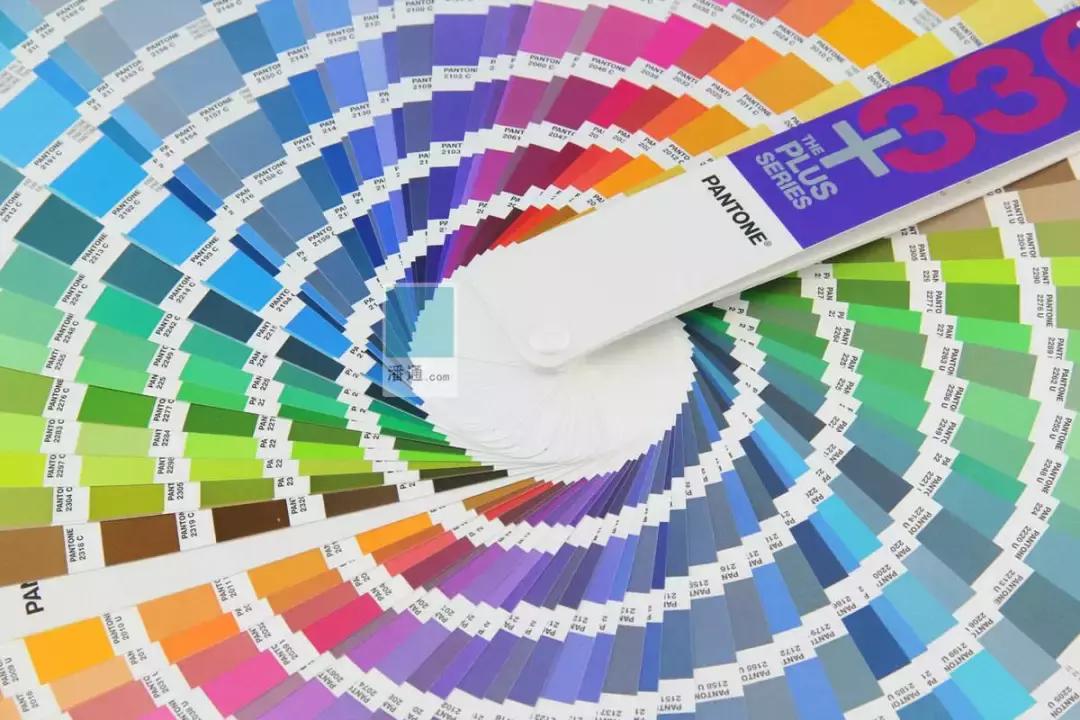 一个卖色卡的，是怎么改变世界潮流的？