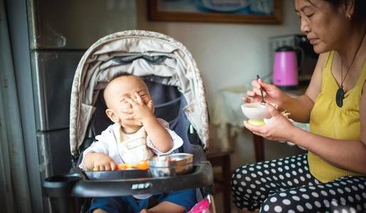 一直给孩子喂饭,怎么引导孩子自主进食
