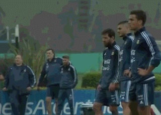 我有一个特别喜欢的老师,一个喜欢足球的体育老师