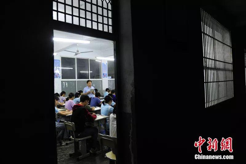 五峰*花采**乡一乡村教师弃50万高薪助500贫困学子走出大山