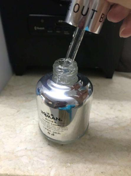 李佳琦晒出自用的精华液，一瓶才不到50块，被称为平价兰蔻