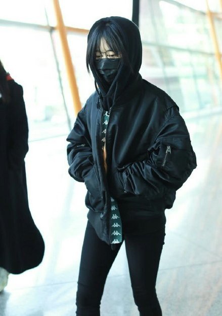 谭松韵针织衫配短裙少女感十足,谭松韵全黑造型