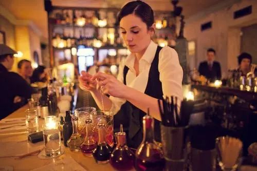 这位传奇调酒师，主导了鸡尾酒文化的复兴