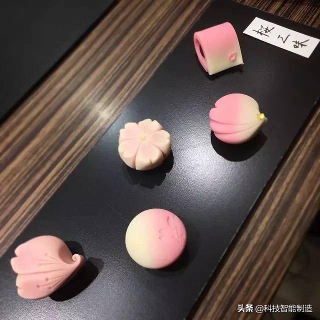 他说自己不是日本匠人，而是和果子艺术家，他做的和果子不忍吃掉