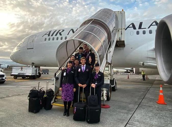 空姐失业后去超市打工，一条抖音视频火了！这是现在最好的活法？