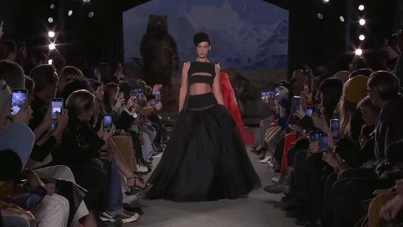 纽约秀场michaelkors,纽约时装周走秀视频女子