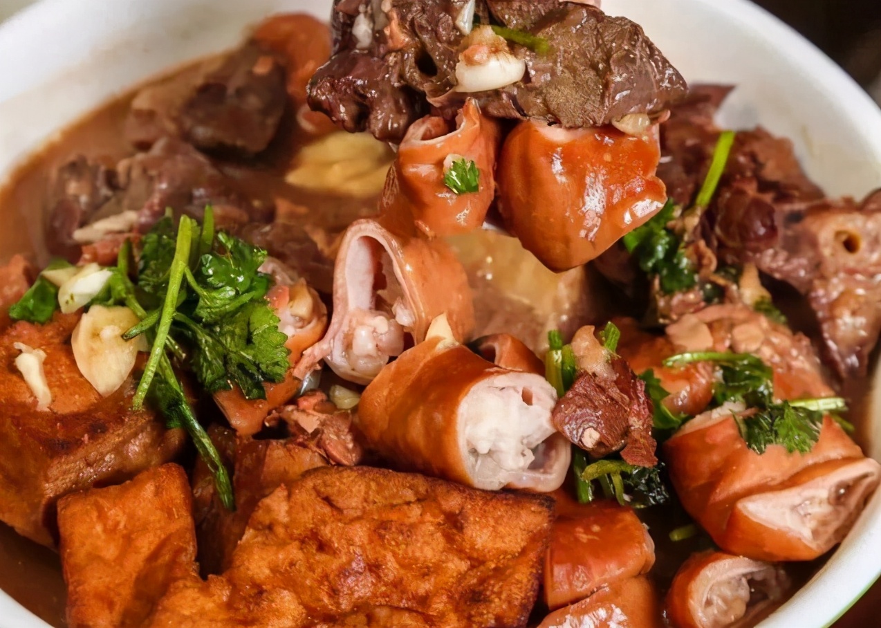 曾经的北京穷人美食，如今连明星都抢着去吃，揭秘“卤煮”的秘密