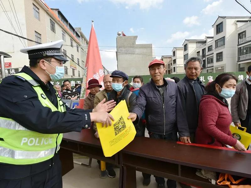 麒麟交警为生命开道,麒麟交警大队