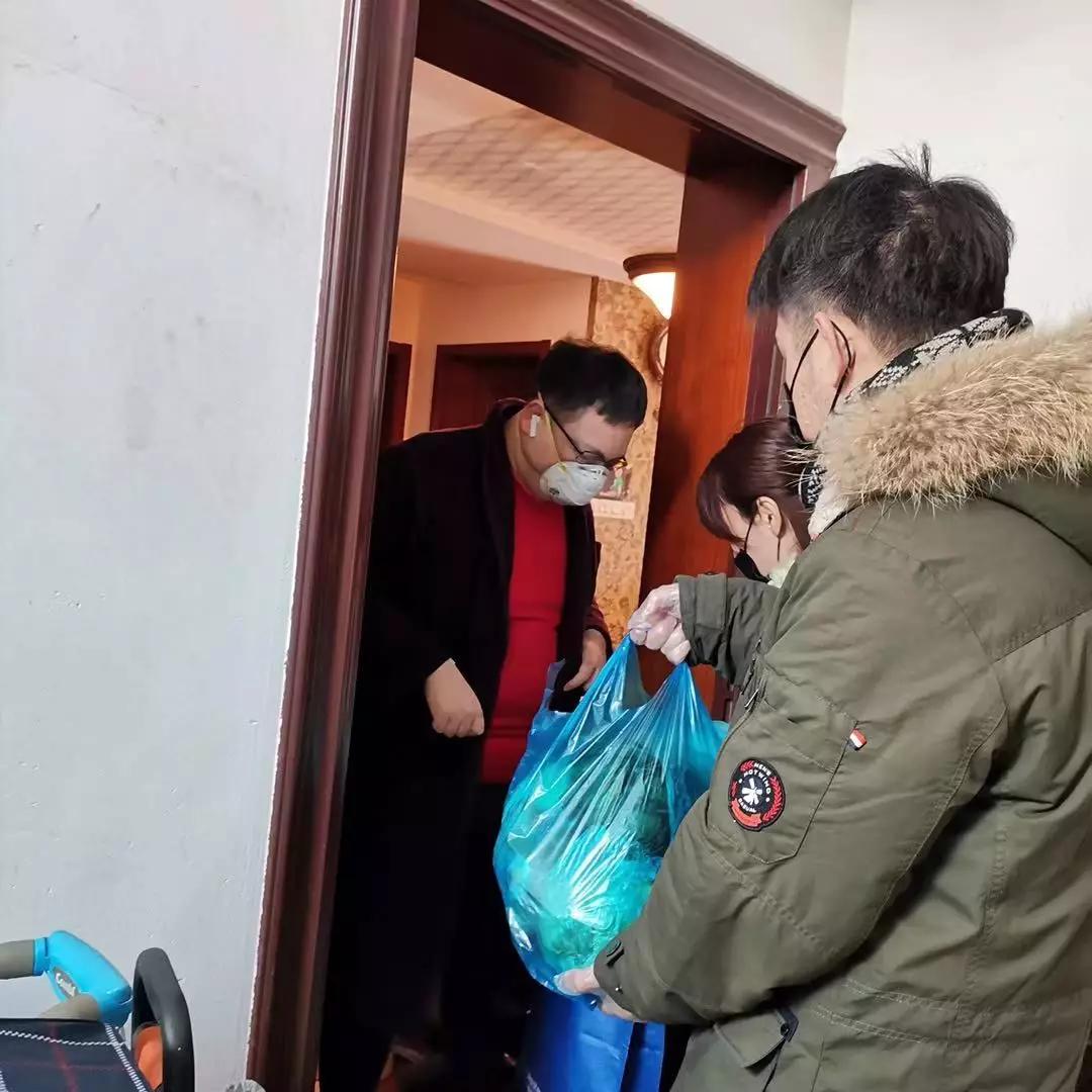 居家隔离志愿者送菜上门,暖心疫情期间政府送物资上门