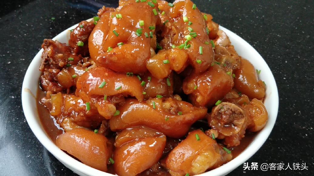 猪脚最好吃的做法教程,咸香猪脚的制作方法视频