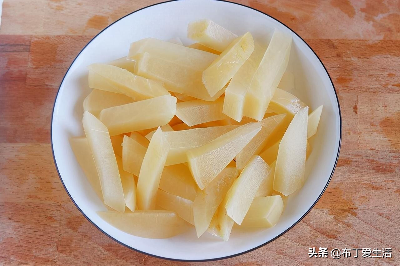 天凉给家人煮一道萝卜鸭汤，鲜香味美，好喝不上火，秋冬养肺正好