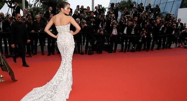 女明星穿礼服活动,女星的红毯礼服只穿一次吗