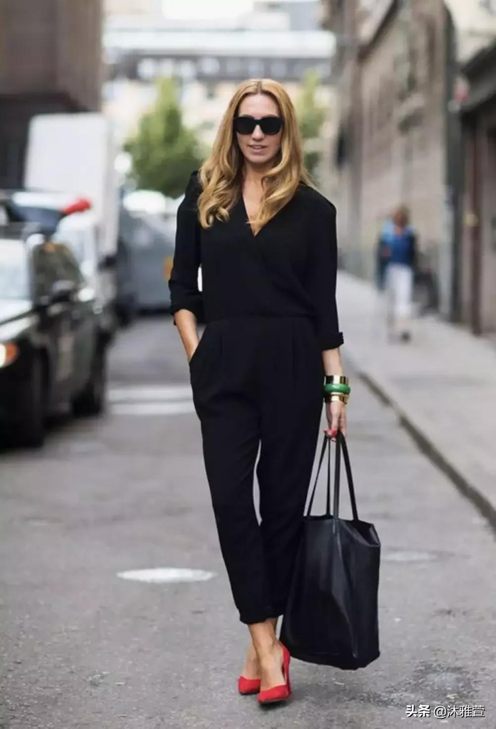 穿红色衣服红色鞋子,红色芭蕾单鞋配牛仔裤