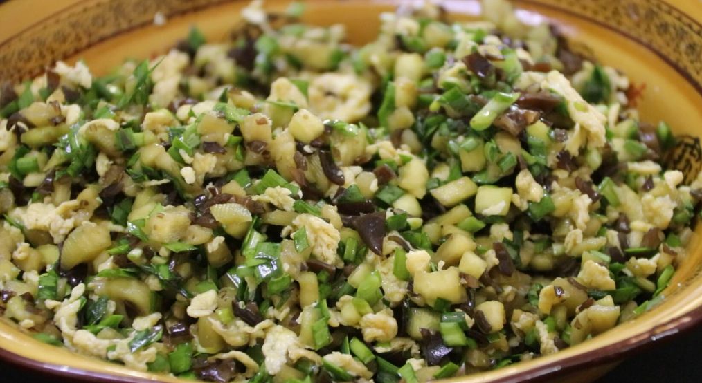 家庭版茄子馅饺子家常做法 (如何在家制作茄子馅饺子)