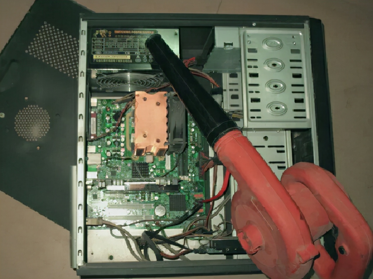 冬天电脑开机时主机嗡嗡响,电脑开机嗡嗡响就是进不去系统