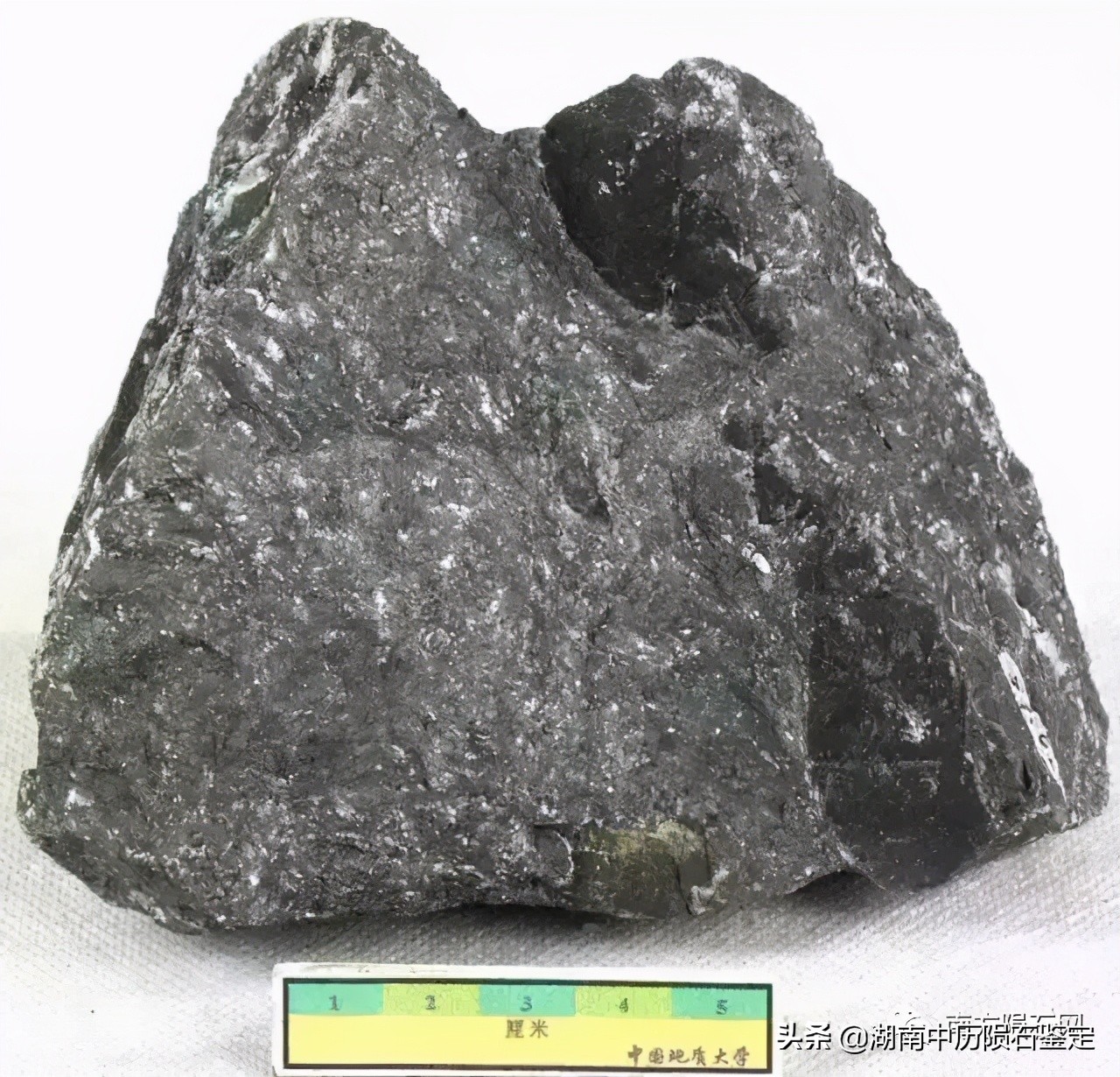 月球陨石与地球矿石的区别,月球陨石和矿石有什么区别