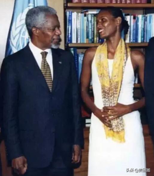 非洲黑人超模，曾被性侵、割礼、逼婚，却活出璀璨人生